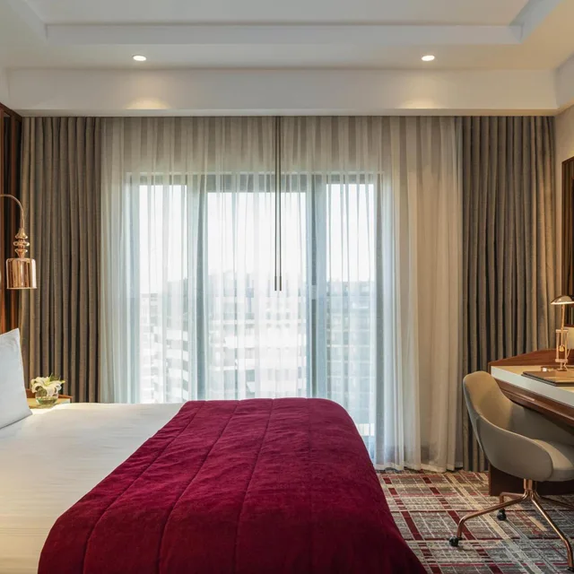 غرفة سوبيريور بسرير كينج وسرير كوين، Movenpick Hotel Istanbul Asia Airport 5/8