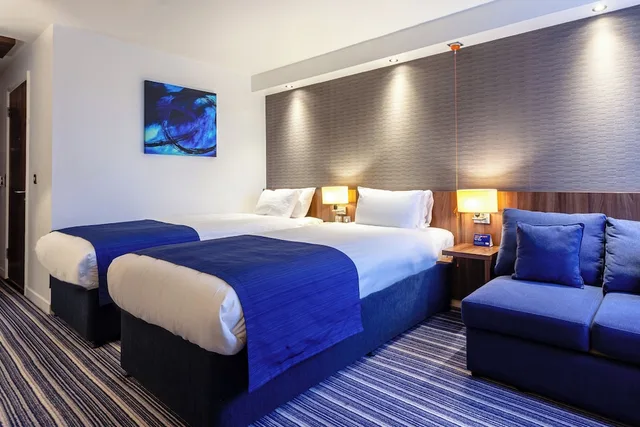 غرفة بسريرين منفصلين مع أريكة لذوي الإعاقة، Holiday Inn Express Edinburgh Airport Ex Quality Edinburgh Airport 5/10