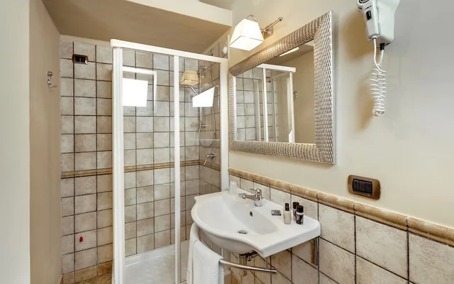 غرفة كلاسيكية ثلاثية بسرير كوين وسرير فردي بإطلالة على الحديقة بشرفة، Villa Enrica 2/3