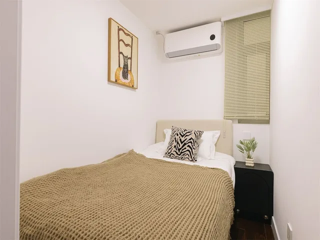 4 Bedrooms, Senior, Apartment, Futon Bed, 2 Queen Beds, City View, Bathtub, Book and Bed-People's Square 5/10
