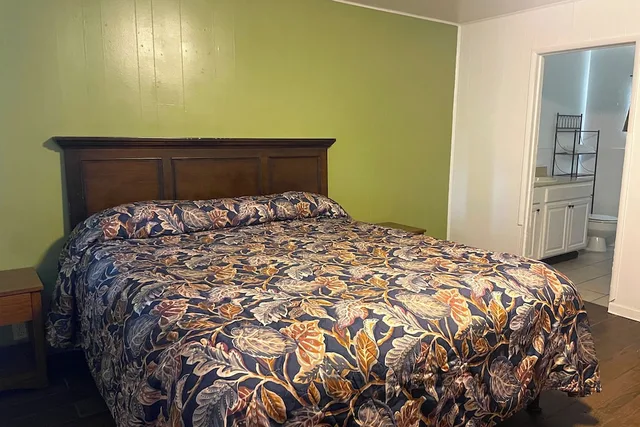 غرفة بسرير كينج لغير المدخنين، Oak Motel Modesto CA 4/10