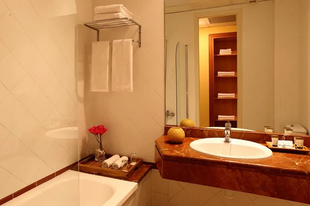 غرفة ثلاثية بثلاثة أسرّة، Hotel Nouvel 4/6