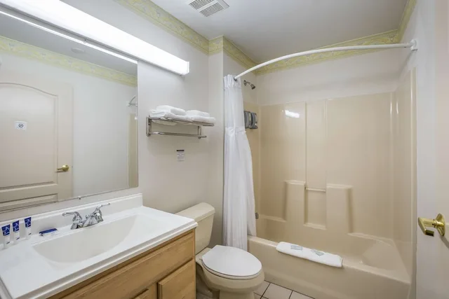 غرفة بسرير مزدوج، Americas Best Value Inn Suites Three Rivers 3/6