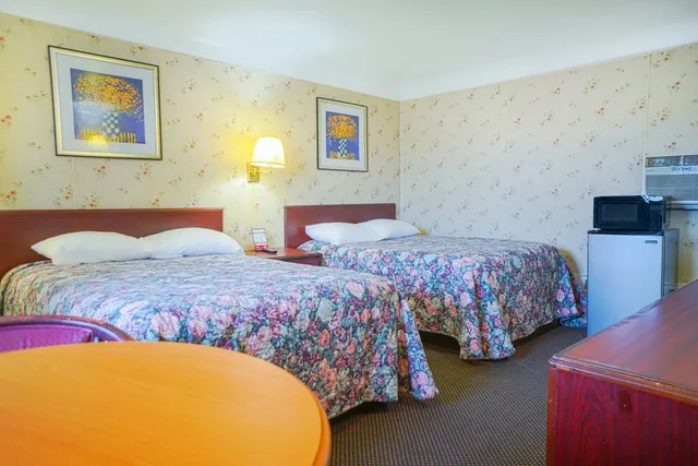غرفة بسريرين مزدوجين، Bay Motel By OYO Bay City 3/6