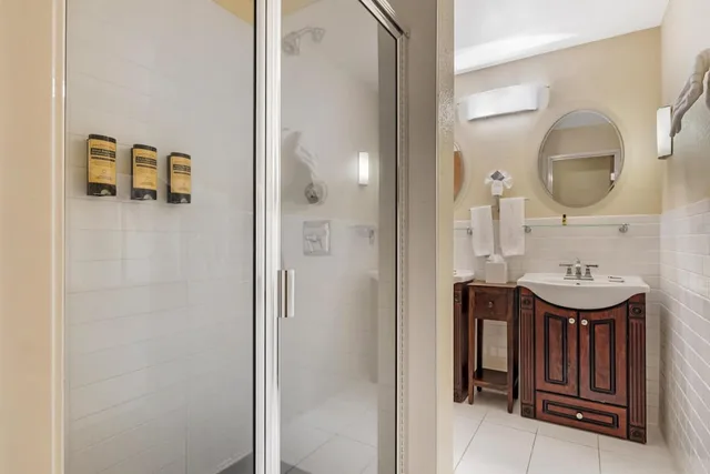 Suite, King Bed, Golf Course View, Living Area, Balcony، Best Western Plus Plaza by the Green 5/6