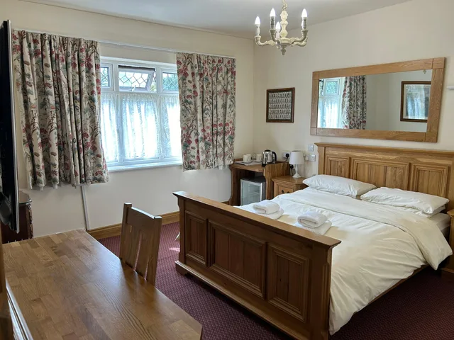 غرفة بسرير مزدوج في الطابق الأرضي، Oakwood Bed and Breakfast Heathrow 1/1