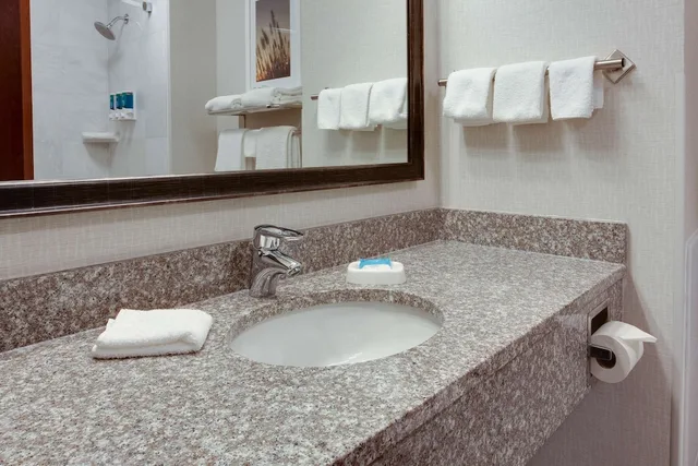 جناح بسرير كينج بغرفتين مع أريكة، Druri Inn And Suites West Des Moines 2/2