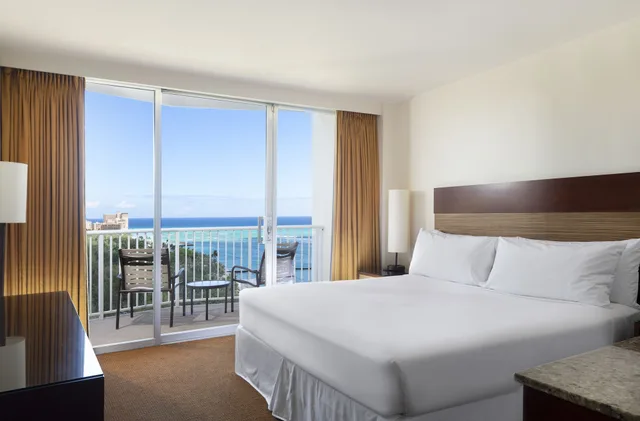 غرفة بسرير كينج بإطلالة على البحر، Park Shore Waikiki 2/4