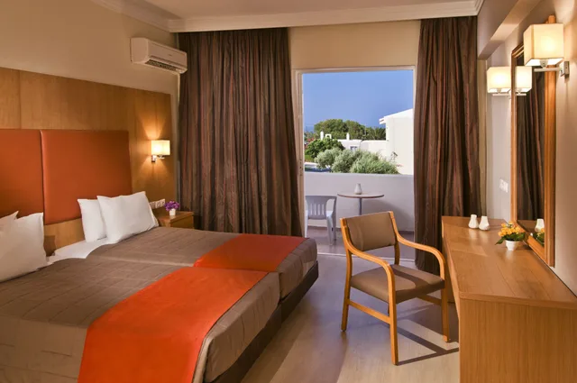 غرفة جونيور عائلية بسريرين منفصلين مع أريكة، Kipriotis Village Resort 1/5