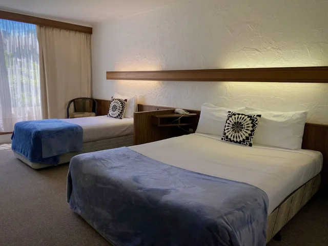 غرفة قياسية بسرير كوين وسرير فردي في الطابق الأرضي، West Coaster Motel 1/6