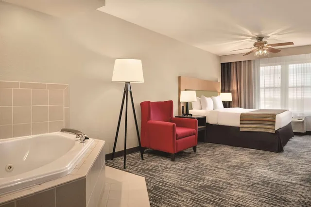 جناح بريميوم بسرير كينج مع أريكة بحوض جاكوزي، Country Inn & Suites by Radisson, Galena, IL 2/5