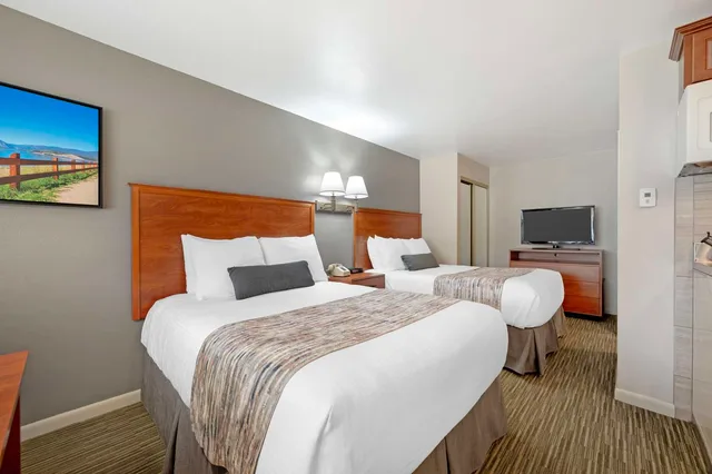 غرفة بسريرين مزدوجين يُسمح فيها بالحيوانات الأليفة بمطبخ صغير، Best Western Ptarmigan Lodge 2/7