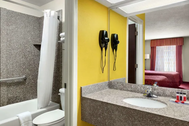غرفة قياسية بسرير كينج للمدخنين، Days Inn by Wyndham Weldon/Roanoke Rapids 8/8