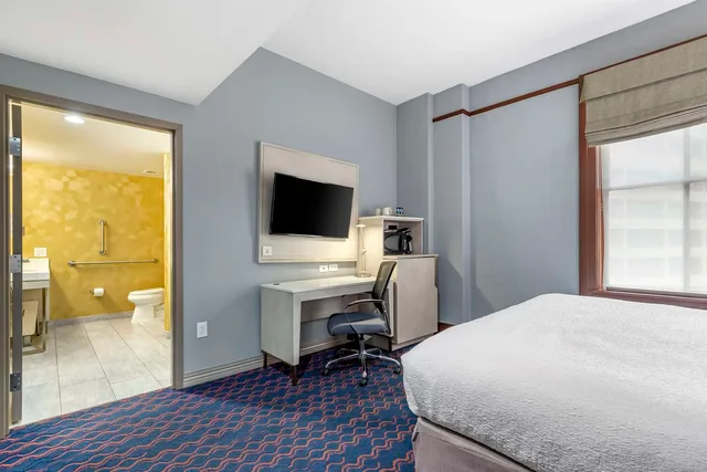 غرفة بسرير كينج لذوي الإعاقة، Hotel 1914 - Historic Alamo Riverwalk, an Ascend Collection Hotel 2/4