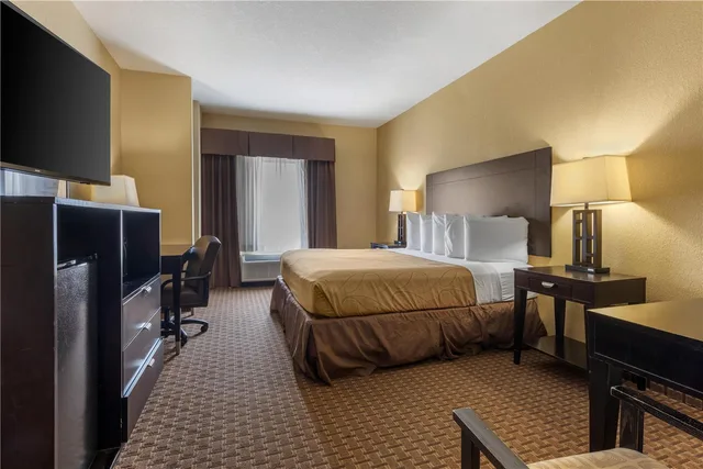 غرفة بسرير كينج لذوي الإعاقة، Best Western Bastrop Pines Inn 1/3