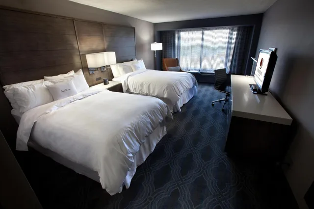 غرفة بسريرين مع أريكة، Doubletree By Hilton Bloomington Minneapolis South 2/6