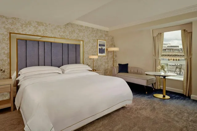Heritage, Guest Room, Deluxe, King Bed, City View, Balcony، The College Green Hotel Dublin, Autograph Collection 2/7