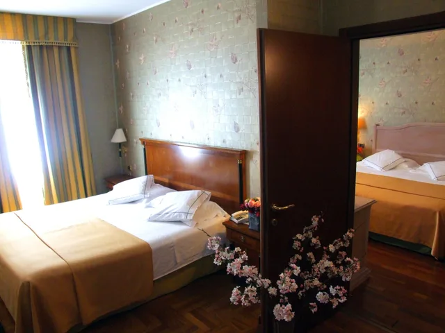 غرفة ديلوكس رباعية بسرير مزدوج وسريرين منفصلين، Hotel Palazzo Lovera 1/8