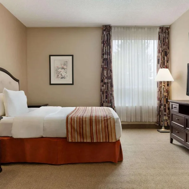 Room, Queen Bed, Stair Access Only, Sofa, Pet Friendly، Ramada By Wyndham Fredericton 1/6