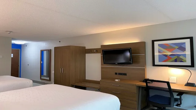 غرفة قياسية بسريرين كوين لذوي الإعاقة، Holiday Inn Express Suites Somerset Central 1/4
