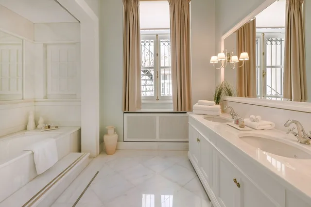 جناح تنفيذي بسرير كوين بغرفة نوم واحدة مع أريكة، Noble Suites 5/6