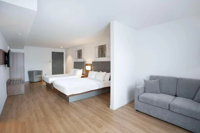 جناح بسرير كوين مع أريكة، Quality Inn Quebec City 6/10