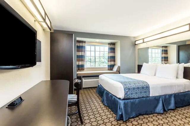Standard, Queen Bed, Accessible, Microtel Inn & Suites by Wyndham Spring Hill/Weeki Wachee 1/5