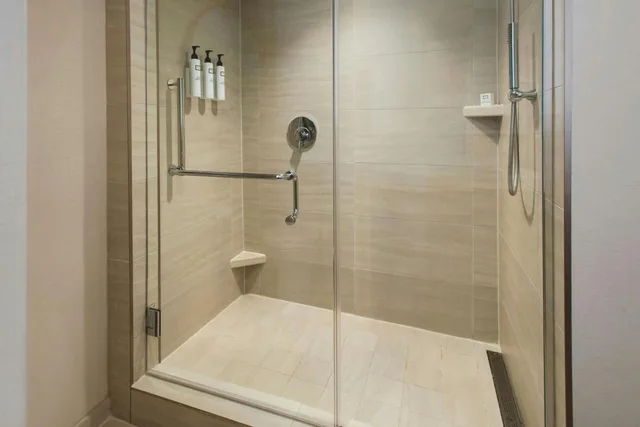 Room, Queen Bed, Water View، Newport Marriott Hotel and Spa 8/9