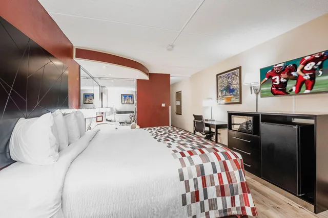 غرفة سوبيريور بسرير كينج بجاكوزي، Red Roof Inn and Suites Macon 2/5