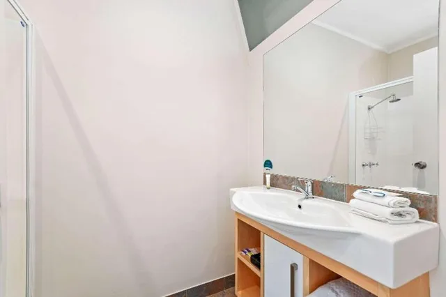 Upgrade, Efficiency, Suite, Single Bed, 2 Queen Beds، Comfort Inn and Suites Lakes Entrance 3/3