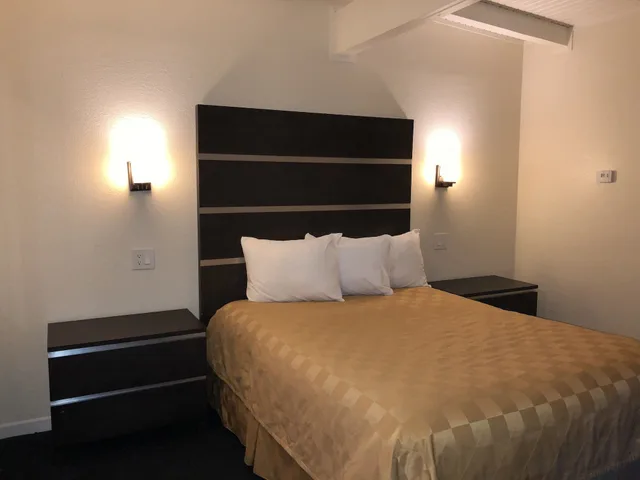 غرفة ديلوكس بسرير كينج، Cedar Inn & Suites 1/5
