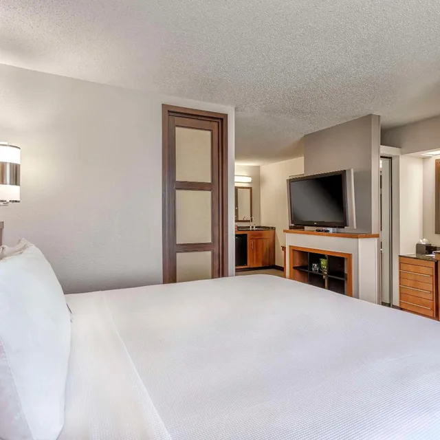 Room, King Bed, Sofa, High Floor, Hyatt Place Kansas City/Overland Park/Convention Center 1/7