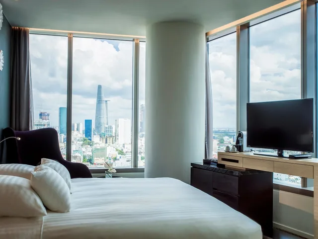 Deluxe, King Bed, Pullman Saigon Centre 1/10