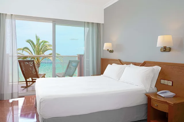Junior Suite, Twin Beds, Sea Front, Balcony، Universal Hotel Neptuno - Adults Only 3/6