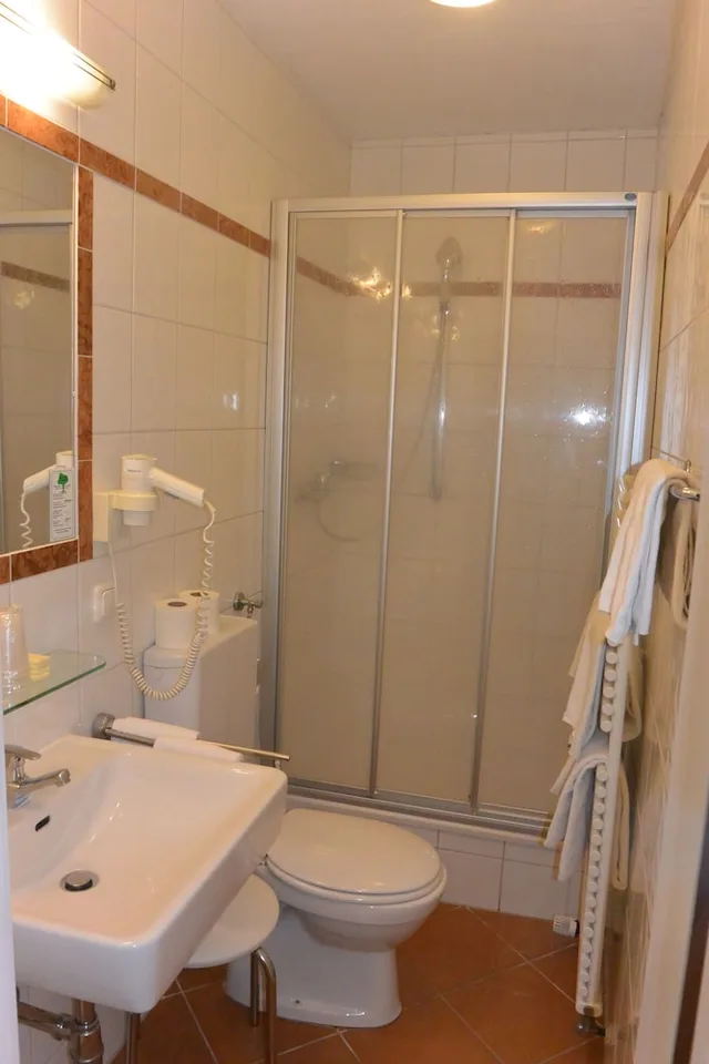 غرفة رباعية بسرير مزدوج وسريرين منفصلين، Adlerhof 8/10