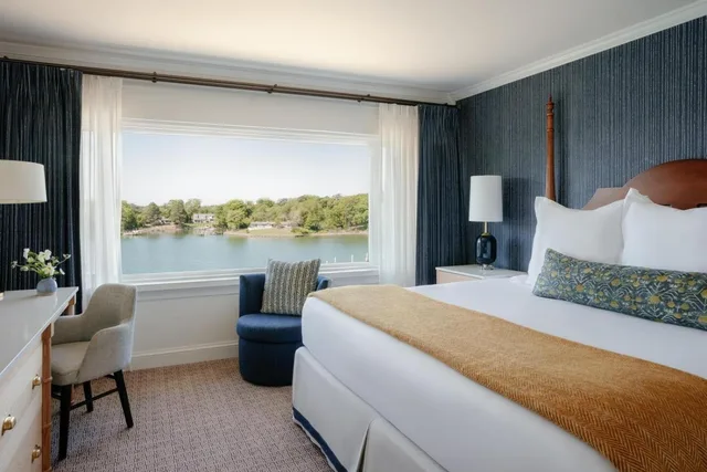 غرفة بسرير كينج بإطلالة على البحيرة، Tides Inn 1/5