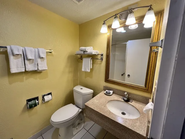 Room, Queen Bed, Countryside Suites Kansas City Independence I 70e Sports Complex Hotel 5/6