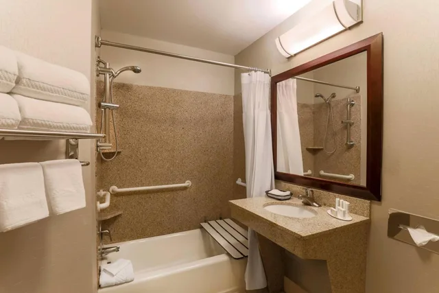 جناح بسرير كوين مع أريكة بحوض استحمام لذوي الإعاقة، Springhill Suites Phoenix Glendale Sports And Entertainment District 8/10
