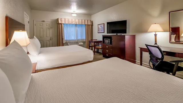 غرفة قياسية بسريرين كوين، Best Western Plus Bayshore Inn 5/10