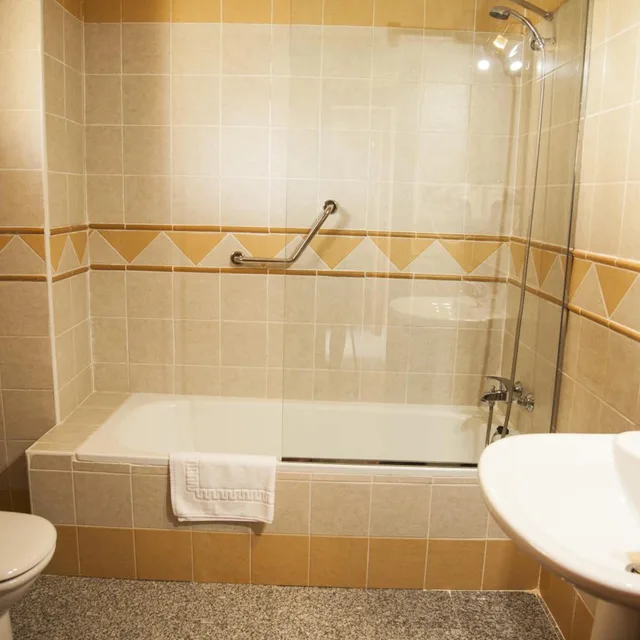 جناح جونيور عائلي، Hotel Plaza del Castillo 8/9