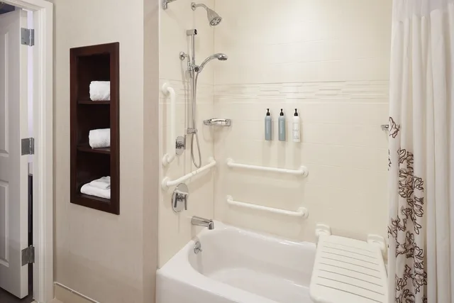 جناح بسريرين كوين بغرفة نوم واحدة مع أريكة، Residence Inn by Marriott West Palm Beach Downtown 4/5