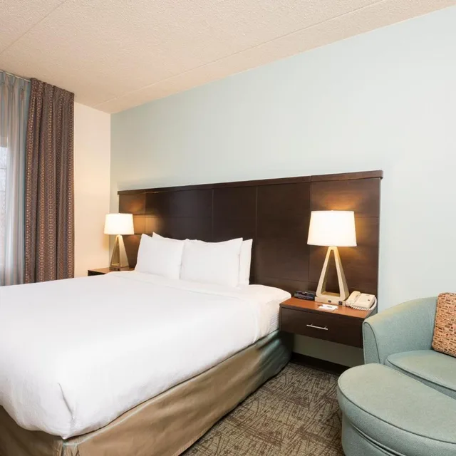 غرفة بسرير كينج بغرفة نوم واحدة لذوي الإعاقة، Staybridge Suites Chicago Oakbrook Terrace 1/9