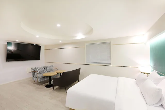 جناح بسرير كوين، Hotel Tomgi 1/10