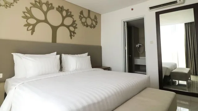 Suite, Queen Bed, Palm Park Hotel Surabaya 3/4
