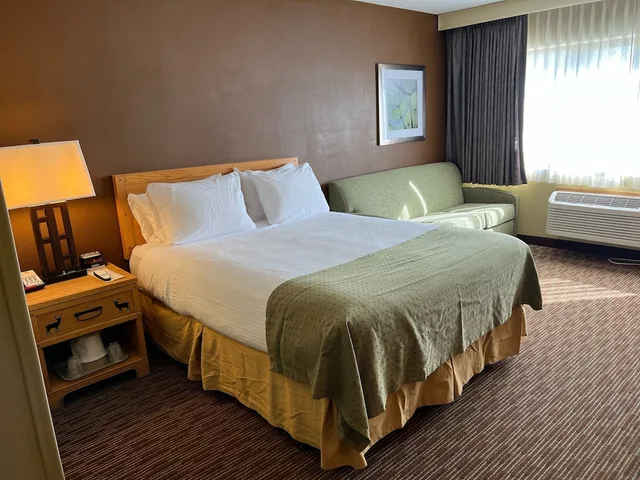 غرفة أساسية بسرير كوين مع أريكة، Splash Universe Resort 1/4