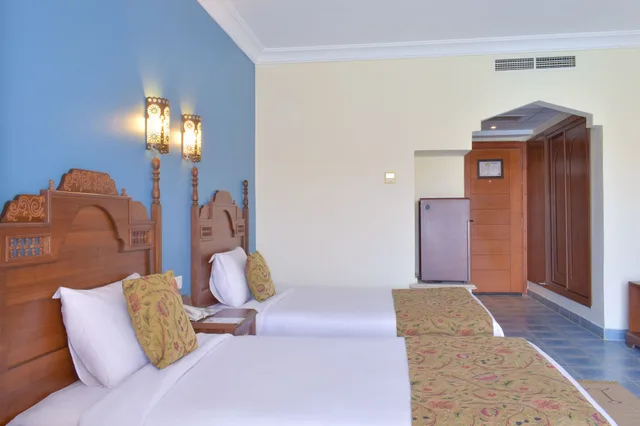 غرفة قياسية بسريرين منفصلين بإطلالة على المسبح مع أريكة، Jasmine Palace Resort and Spa 2/3