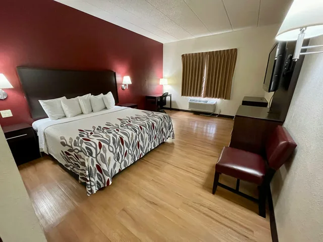 جناح بسرير كينج بحوض جاكوزي، Red Roof Inn Sandusky - Milan 1/5