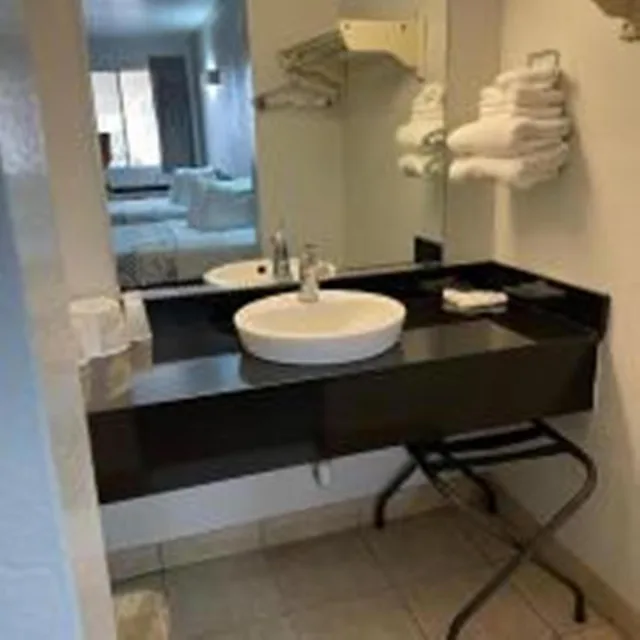 Room, Quadruple, Motel6 Van Horn, TX 4/5