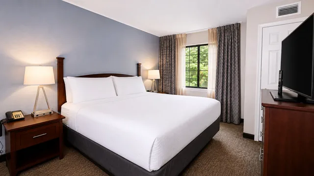 غرفة بسرير كينج لذوي الإعاقة، Staybridge Suites Charlotte Ballantyne 2/3