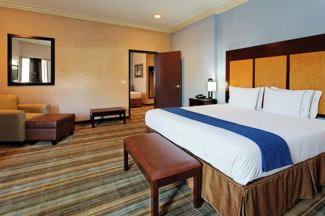 2 Bedrooms, Feature, Suite, 1 King and 2 Queen Beds, Balcony، Holiday Inn Express Benicia 1/4